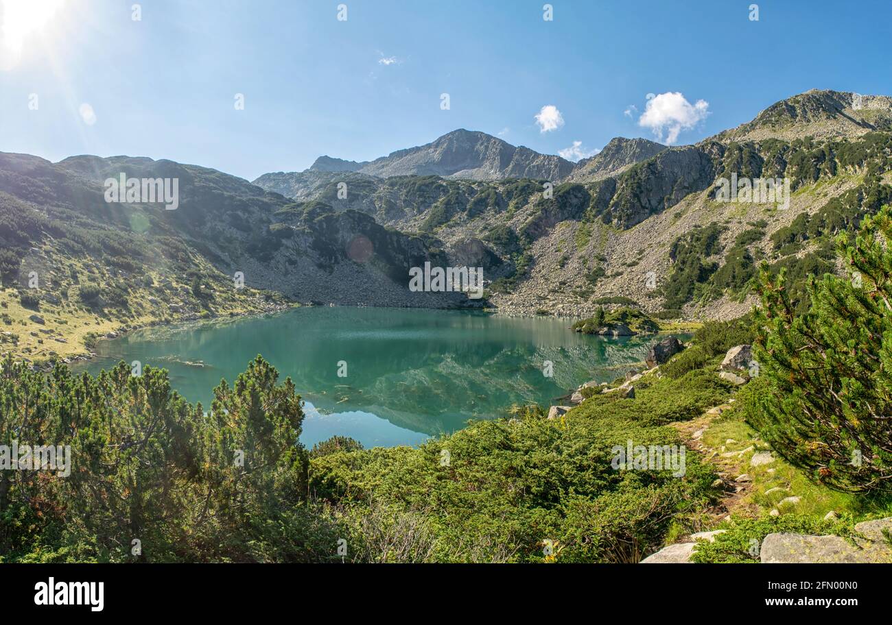 Wandern zu den Banderitsa-Seen, Blick über die Seen des Pirin-Gebirges in Bulgarien mit Muratovo, Ribnoto, Nationalpark Pirin Stockfoto