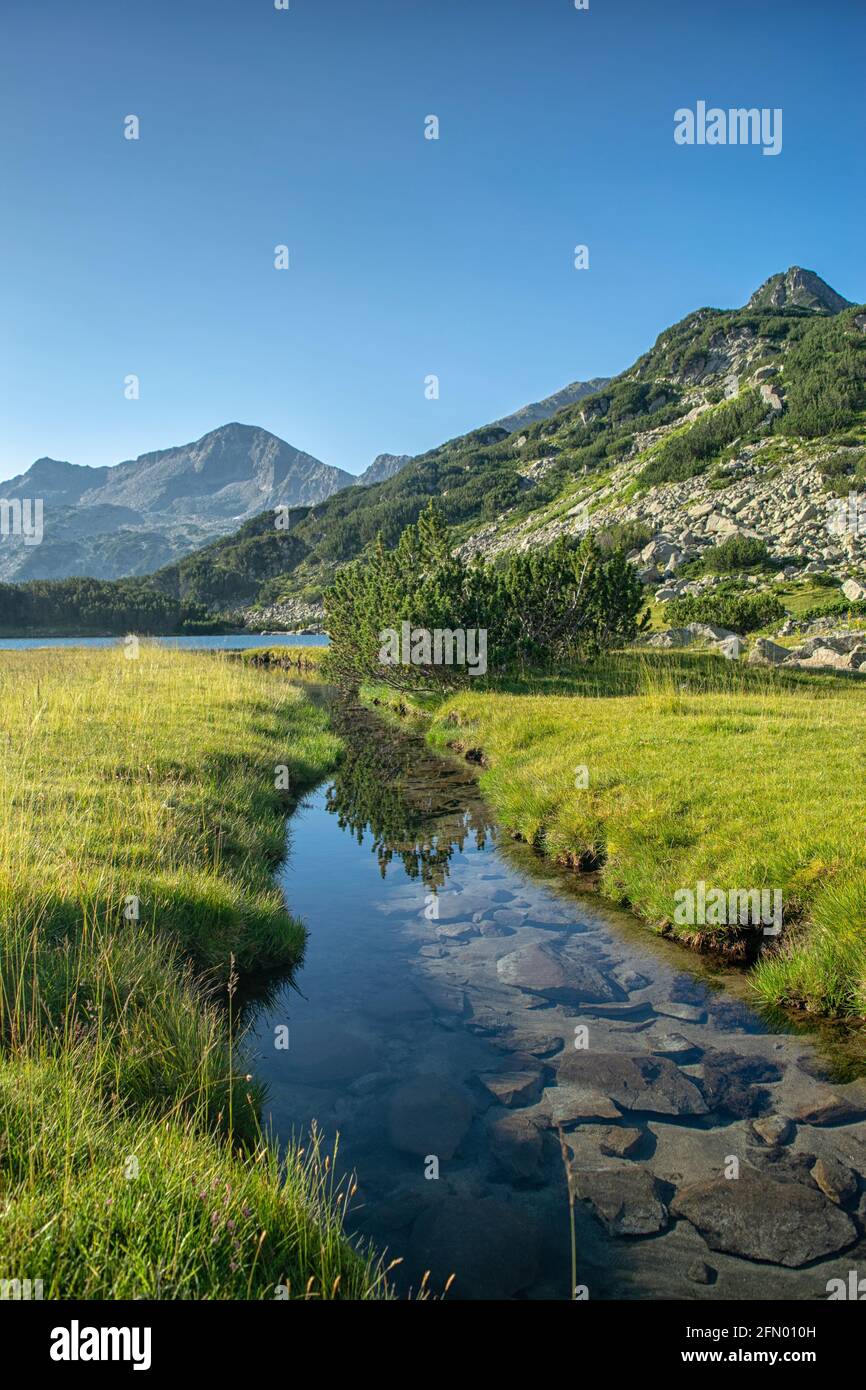 Wandern zu den Banderitsa-Seen, Blick über die Seen des Pirin-Gebirges in Bulgarien mit Muratovo, Ribnoto, Nationalpark Pirin Stockfoto