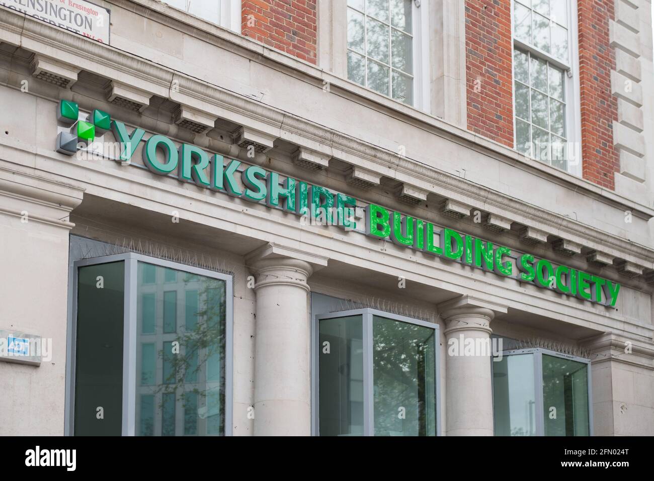 Grünes Logo Shop Zeichen Marke Yorkshire Building Society Stockfoto