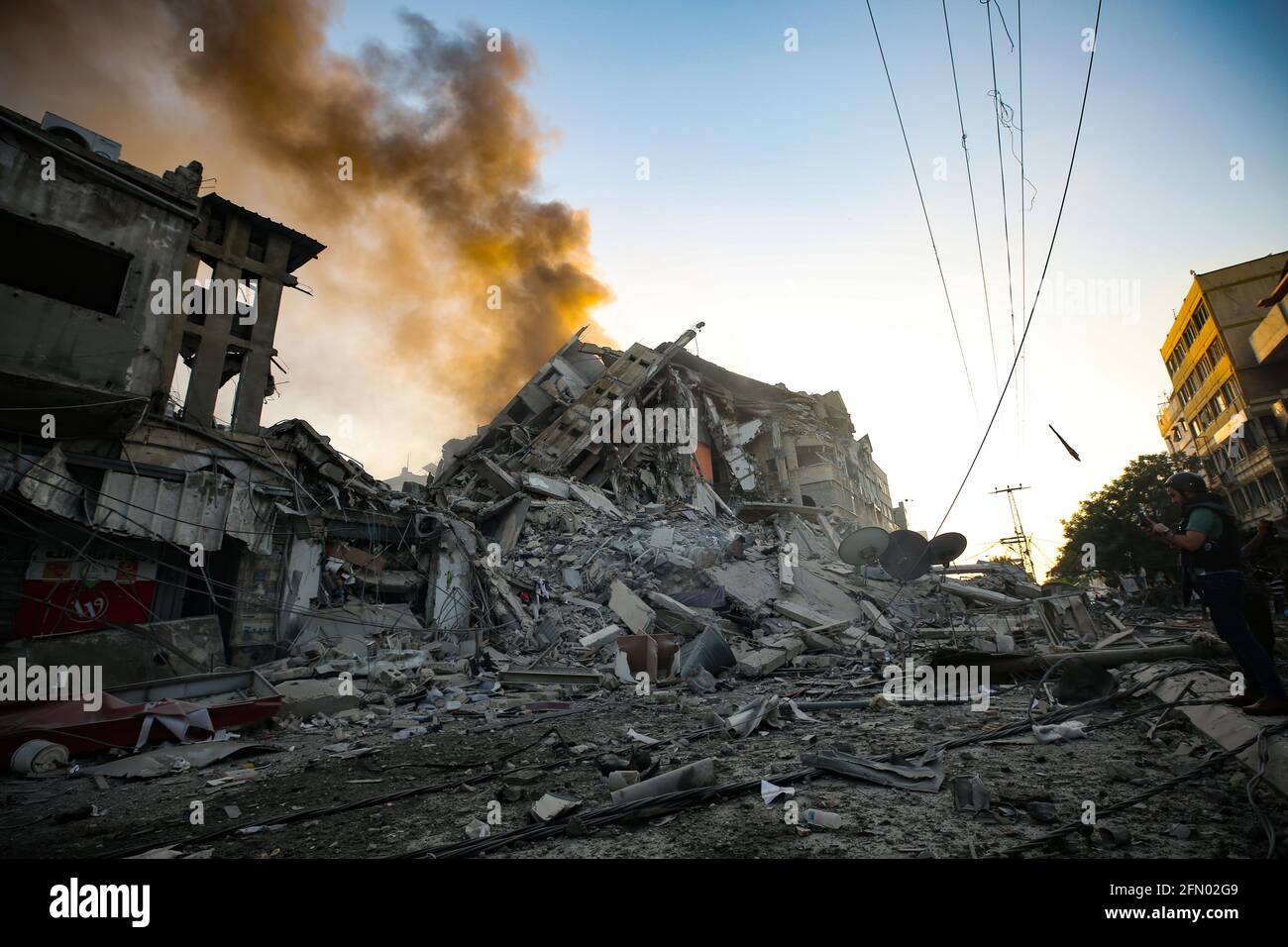 Gaza, Palästina. Mai 2021. Blick auf die Trümmer des Al-Sharouk-Turms, der nach einem israelischen Luftangriff zusammenbrach. (Foto von Nidal Alwaheidi/SOPA Images/Sipa USA) Quelle: SIPA USA/Alamy Live News Stockfoto