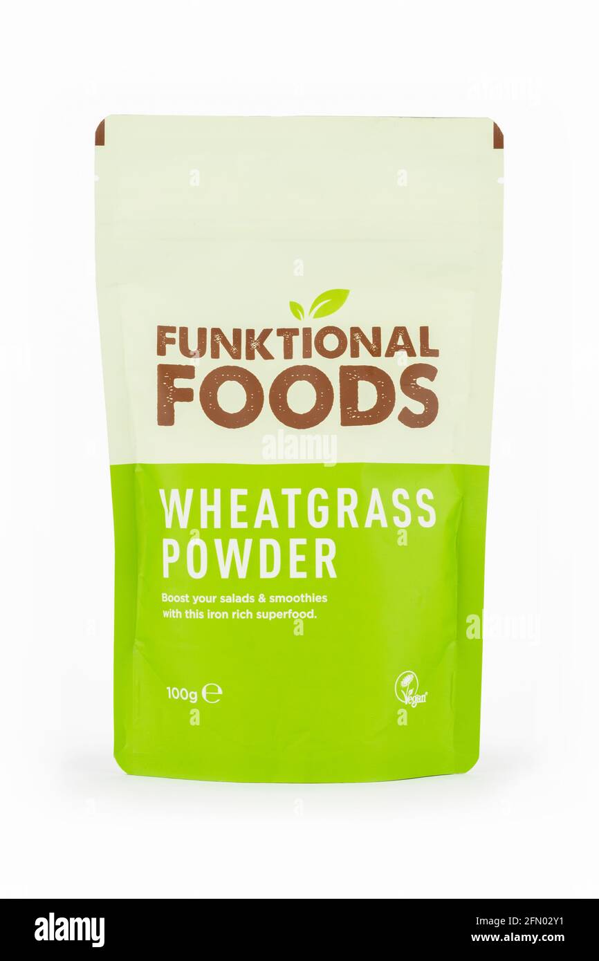 Ein Paket von Functional Foods Weizengras-Pulver wurde auf weißem Hintergrund geschossen. Stockfoto