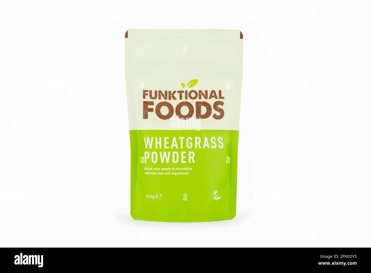 Ein Paket von Functional Foods Weizengras-Pulver wurde auf weißem Hintergrund geschossen. Stockfoto