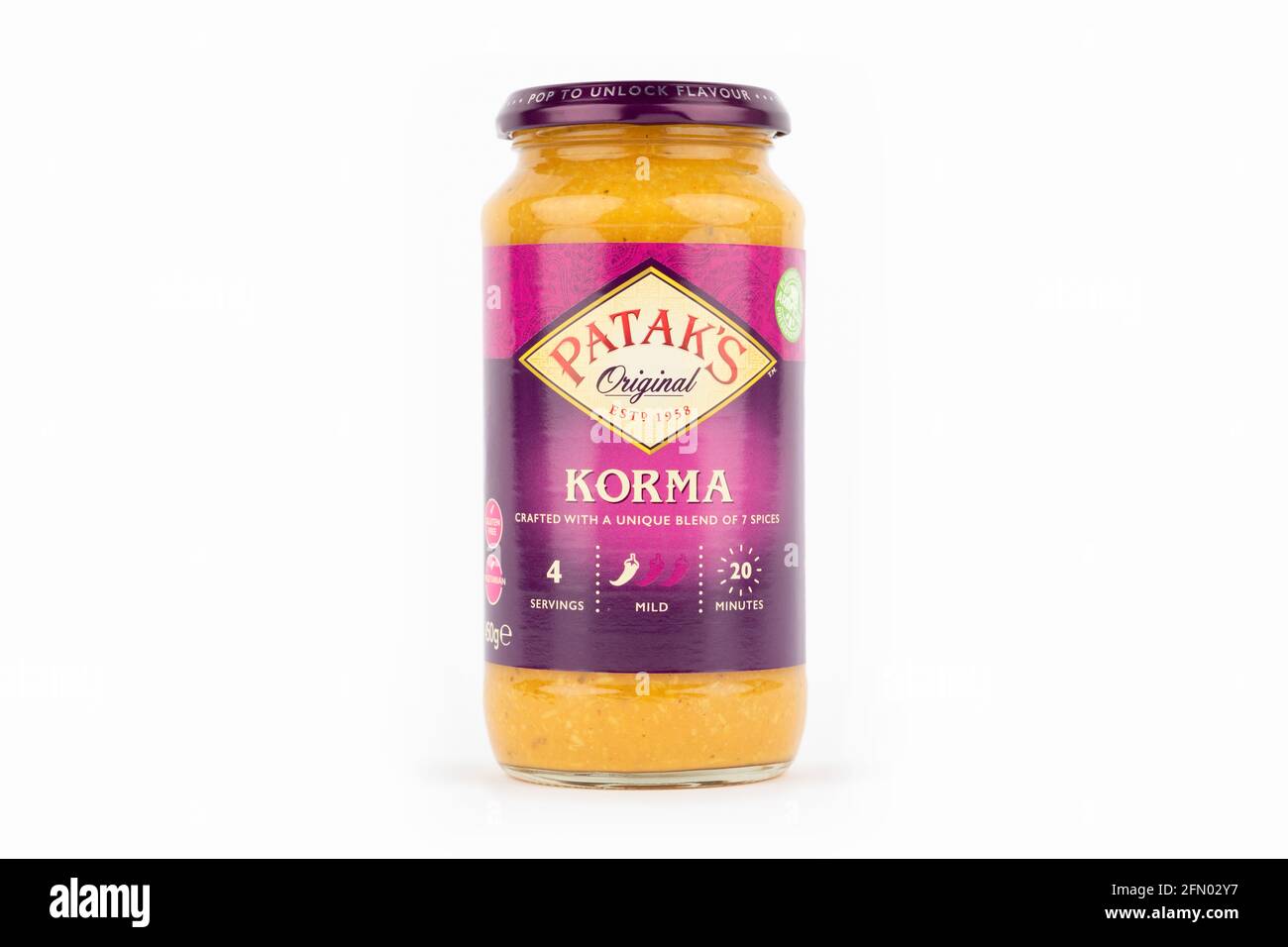 Ein Glas mit Pataks originaler Korma-Sauce auf weißem Hintergrund. Stockfoto