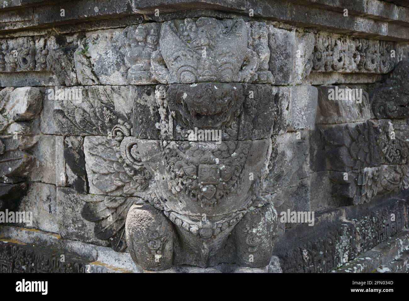 Blitar, Ost-Java, Indonesien - 27. April 2021 : Antikes Relief auf dem Stein des penataran-Tempels, Blitar, Ost-Java, Indonesien Stockfoto