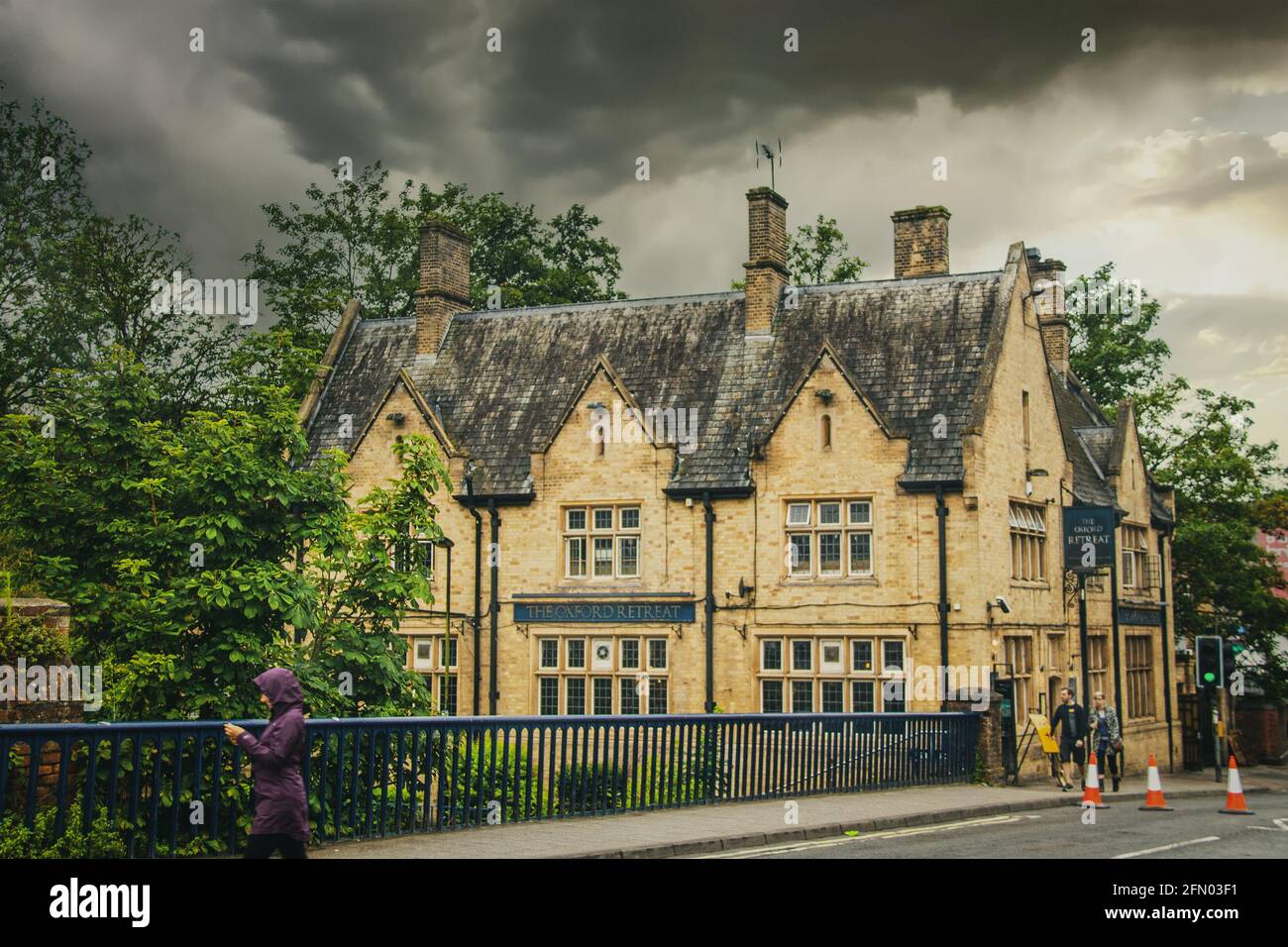 2019 07 27 Ocford UK - historische Kneipe Oxford Retreat - Anfang der neunzigsten Jahre Gebäude aus dem Jahrhundert, das am Ufer des Flusses liegt Weinende Weiden Stockfoto
