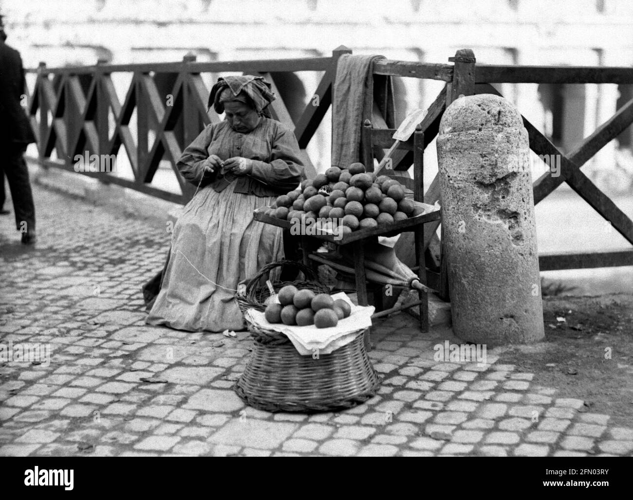 AJAXNETPHOTO. Circa.1908 -14. CHIOGGIA, ITALIEN. - GRAND TOUR ALBUM; SCANS VON ORIGINAL IMPERIAL GLASNEGATIVE - STRICKEN BEIM VERKAUF VON POMEGRANITES AUF EINER BRÜCKE ÜBER EINEN KANAL. FOTOGRAF: UNBEKANNT. QUELLE: AJAX VINTAGE PICTURE LIBRARY COLLECTION.CREDIT: AJAX VINTAGE PICTURE LIBRARY. REF; 1900 3 13 Stockfoto