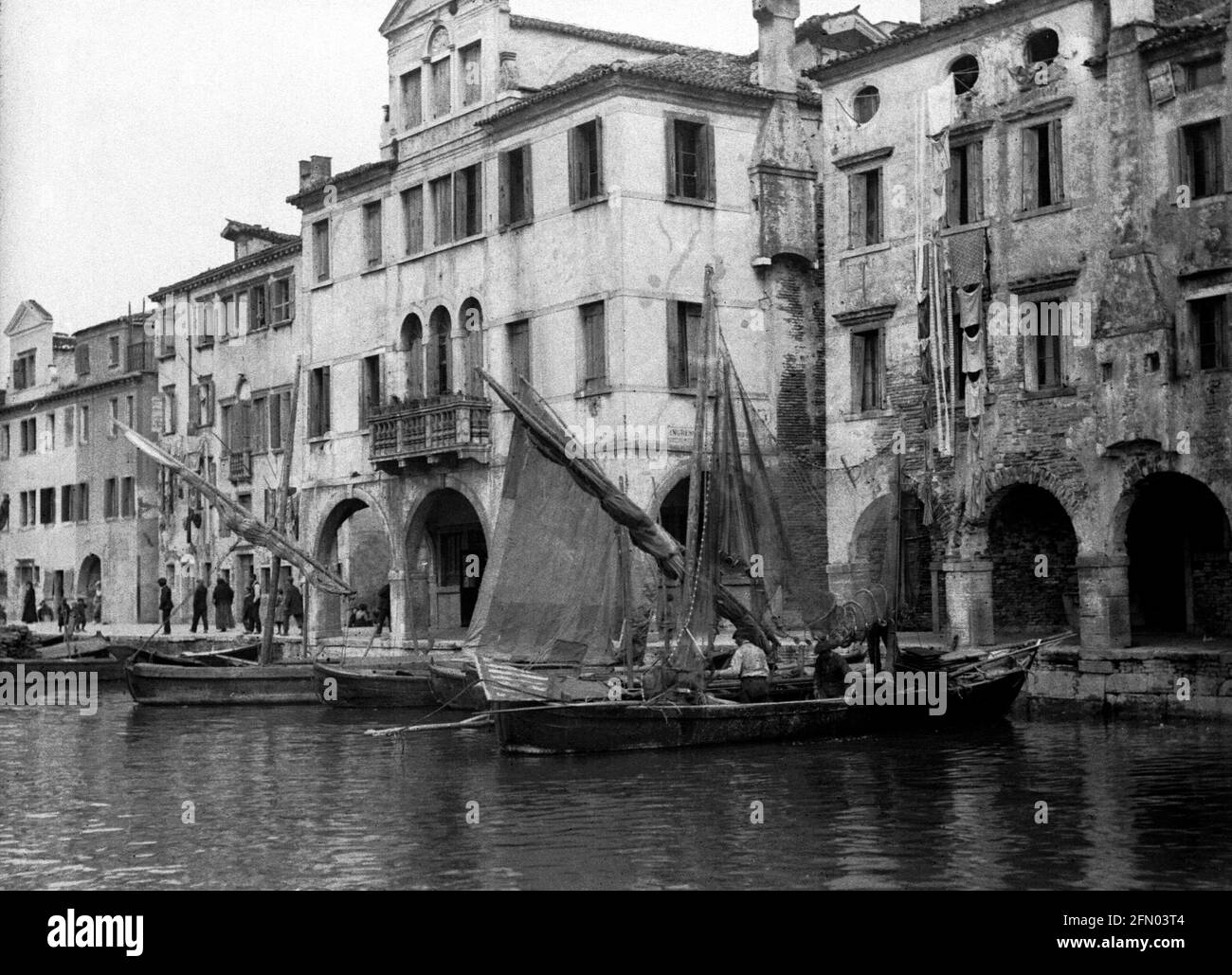 AJAXNETPHOTO. Circa.1908 -14. CHIOGGIA, ITALIEN. - GRAND TOUR ALBUM; SCANS VON ORIGINAL IMPERIAL GLAS NEGATIVEN - FISCHERBOOTE AUF CANAL VENA IN DER NÄHE DES FISCHMARKTES FESTGEMACHT. FOTOGRAF: UNBEKANNT. QUELLE: AJAX VINTAGE PICTURE LIBRARY COLLECTION.CREDIT: AJAX VINTAGE PICTURE LIBRARY. REF; 1900 5 02 Stockfoto