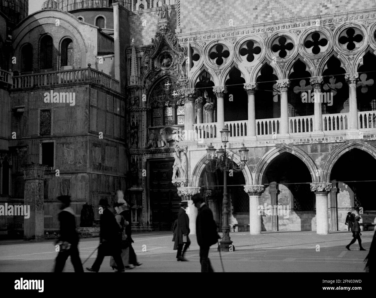 AJAXNETPHOTO. ca. 1908 -14. VENEDIG, ITALIEN. - GRAND TOUR ALBUM; SCANS VON ORIGINAL IMPERIAL GLAS NEGATIVEN - NAHE ST. MARK'S-QUADRAT. FOTOGRAF: UNBEKANNT. QUELLE: AJAX VINTAGE PICTURE LIBRARY COLLECTION.CREDIT: AJAX VINTAGE PICTURE LIBRARY. REF; 1900 4 02 Stockfoto