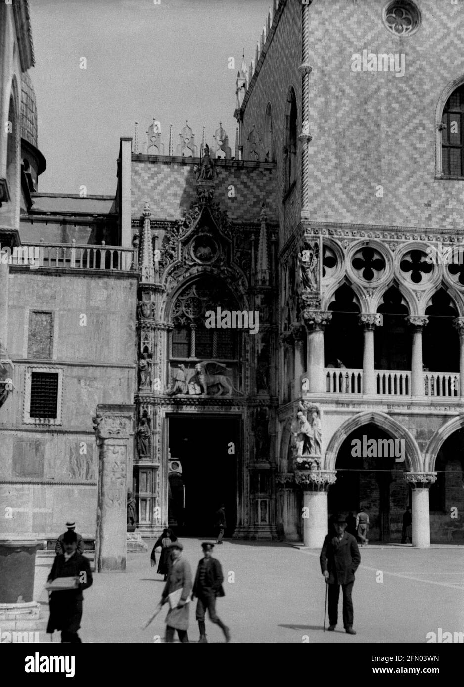 AJAXNETPHOTO. ca. 1908 -14. VENEDIG, ITALIEN. - GRAND TOUR ALBUM; SCANS VON ORIGINAL IMPERIAL GLAS NEGATIVE - ECKE ST.MARK'S QUADRAT. FOTOGRAF: UNBEKANNT. QUELLE: AJAX VINTAGE PICTURE LIBRARY COLLECTION.CREDIT: AJAX VINTAGE PICTURE LIBRARY. REF; 1900 5 04 Stockfoto