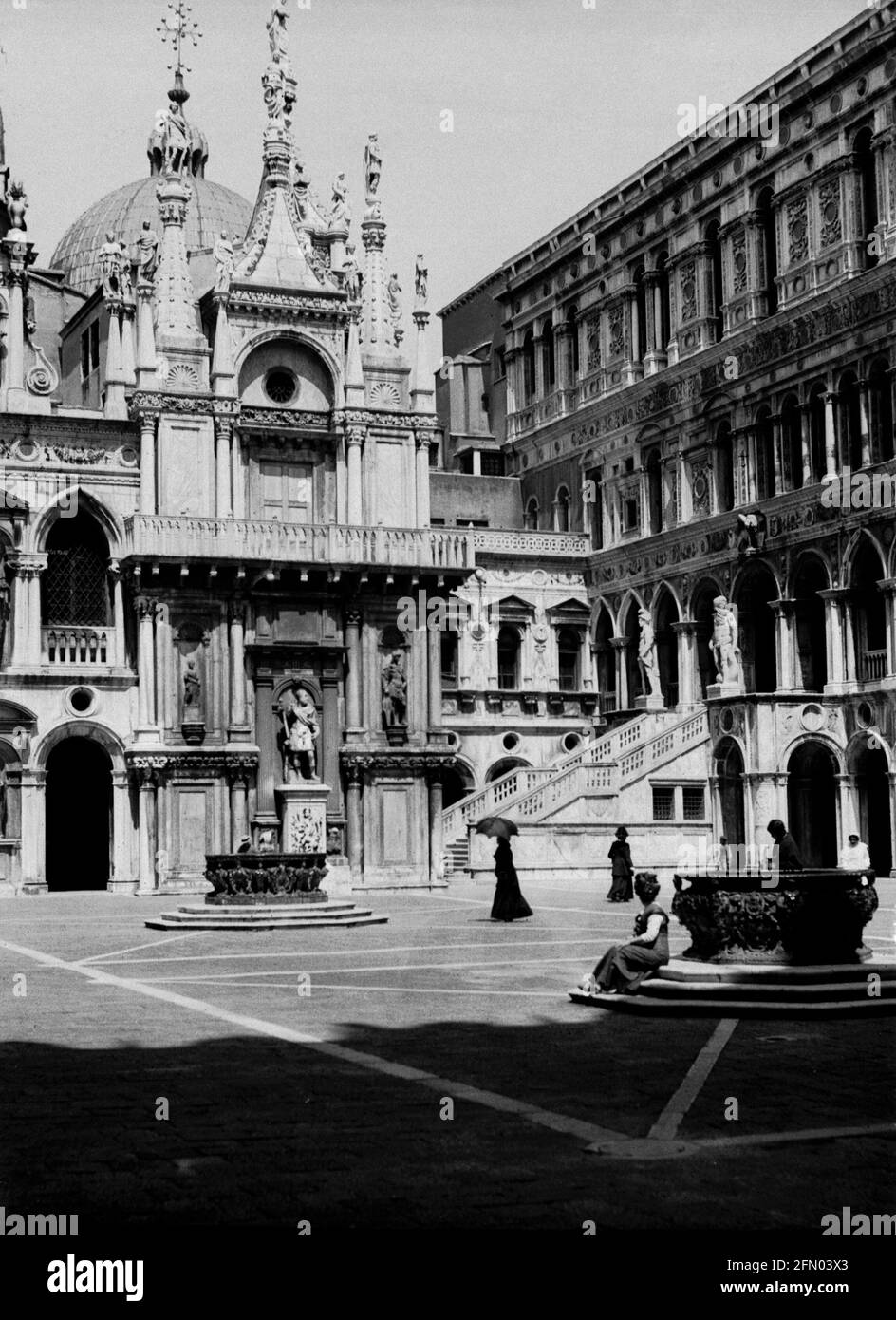 AJAXNETPHOTO. ca. 1908 -14. VENEDIG, ITALIEN. - GRAND TOUR ALBUM; SCANS VON ORIGINAL IMPERIAL GLAS NEGATIVE - ECKE ST.MARK'S QUADRAT. FOTOGRAF: UNBEKANNT. QUELLE: AJAX VINTAGE PICTURE LIBRARY COLLECTION.CREDIT: AJAX VINTAGE PICTURE LIBRARY. REF; 1900 5 13 Stockfoto