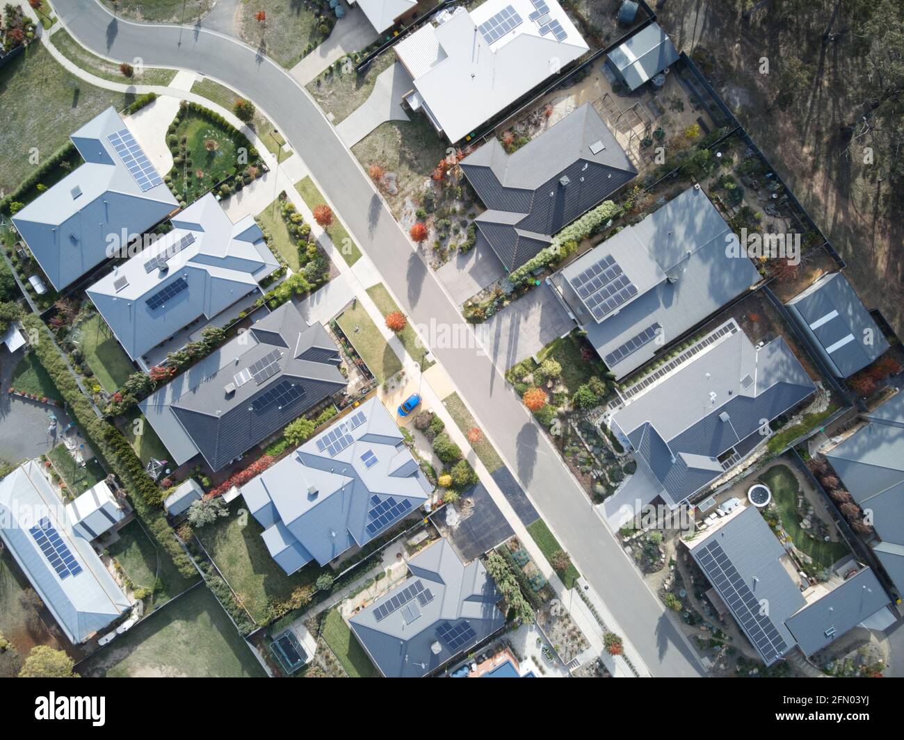 Häuser Luftaufnahme zeigt städtische Straßenszene, asphaltierte Straße, Bäume, Sonnenkollektoren und Stadtlandschaft Architektur, Castlemaine, Victoria, Australien. Stockfoto