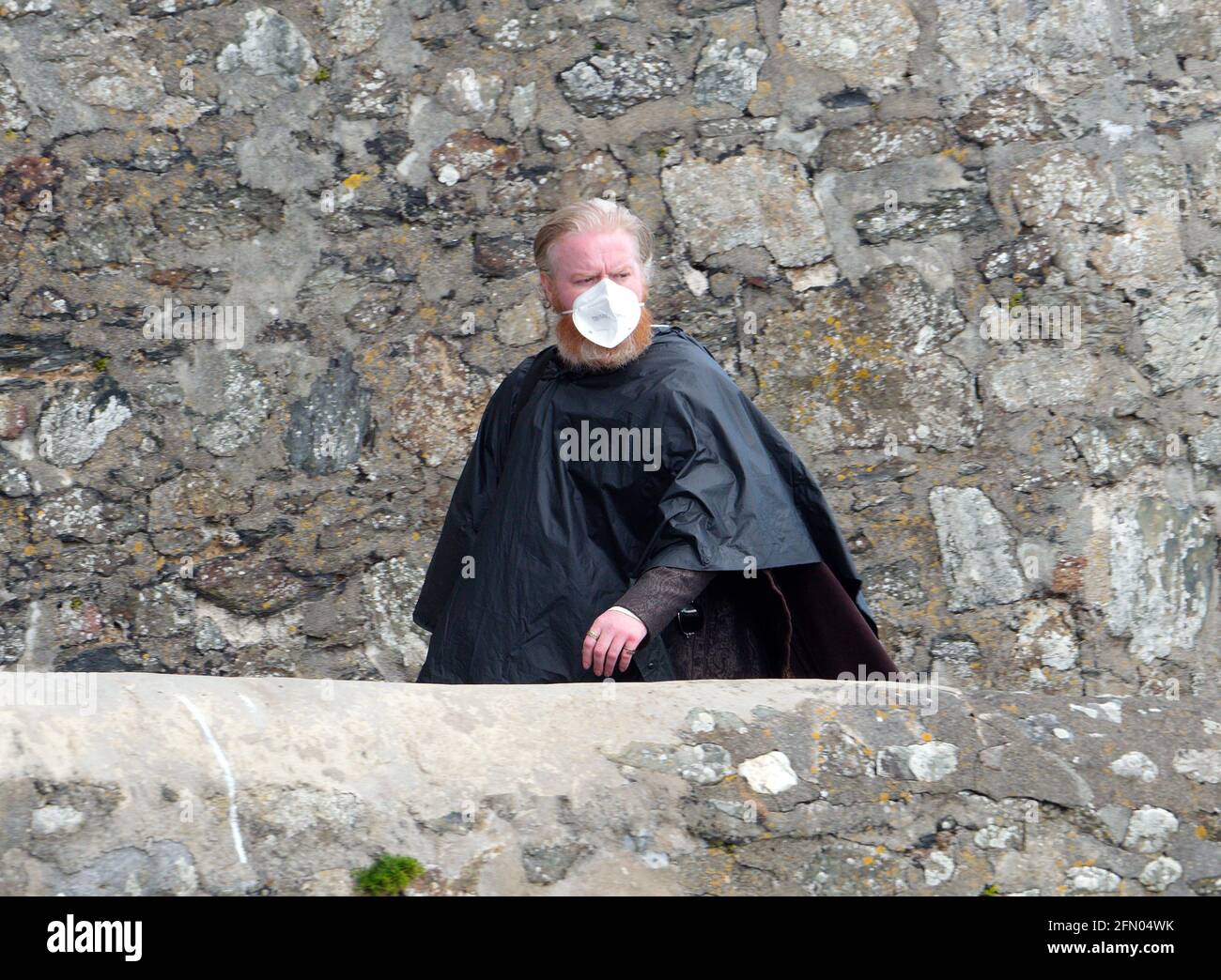 Penzance, Großbritannien. Mai 2021. Cornwall UK, St. Michaels Mount, House of Dragon. Viele der Darsteller ohne Gesichtsmasken. Die Schauspieler kehren von der Insel über eine halbe Meile offenes Meer zurück, eingewickelt in wasserfeste Umhänge, um die teuren Kostüme zu schützen. Eine raue Bootsfahrt von den Dreharbeiten auf der Insel St. Michaels Mount bis zur Hafenmauer von Marazion. April 2021. Kredit: Robert Taylor/Alamy Live Nachrichten Stockfoto