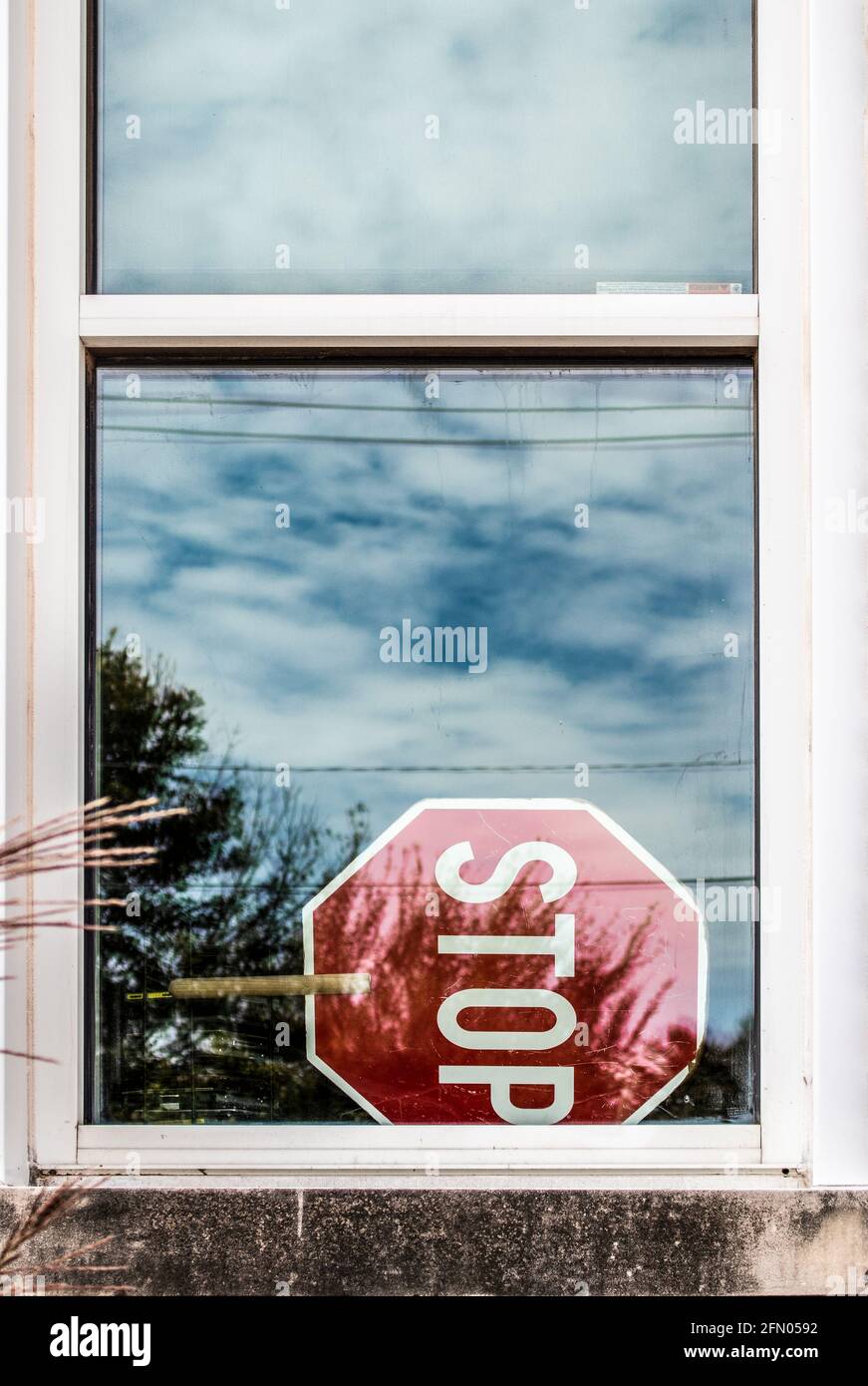 Überquerung Wache Stop-Schild sichtbar im Inneren Fenster der geschlossenen elementaren Schule mit Besinnung Stockfoto
