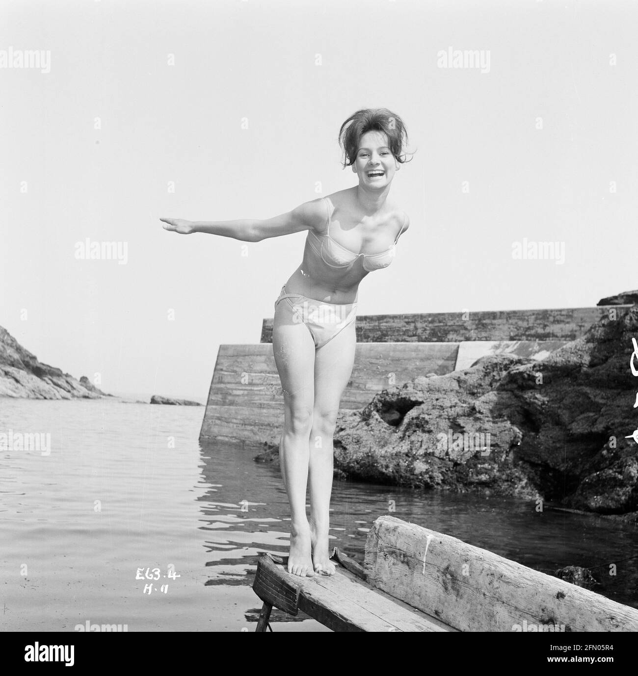 Ganoven in Cloisters (1964) in einem Bikini trägt sie einen Bikini Datum: 1964 Stockfoto