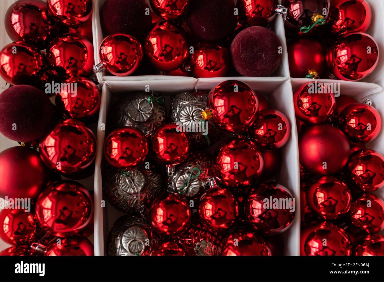 Rote Weihnachtsspielzeuge, Kugeln für den Weihnachtsbaum Stockfoto