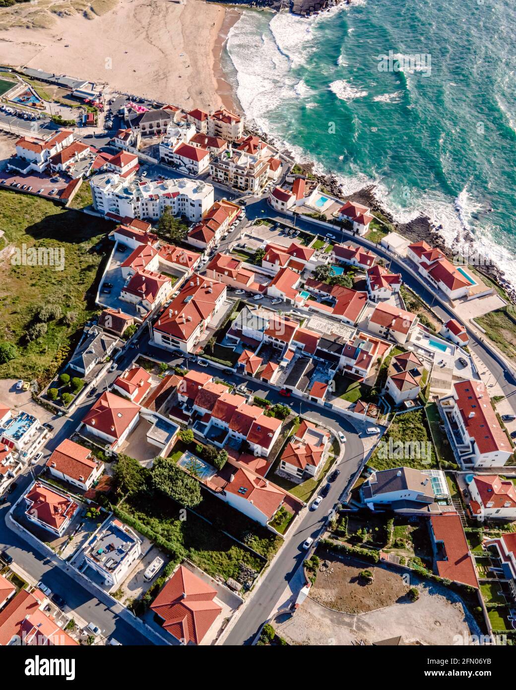Luftaufnahme des kleinen Townships Praia das Macas von oben, Blick auf das  rote Dach einer kleinen Stadt an der portugiesischen Küste, Colares,  Portugal Stockfotografie - Alamy