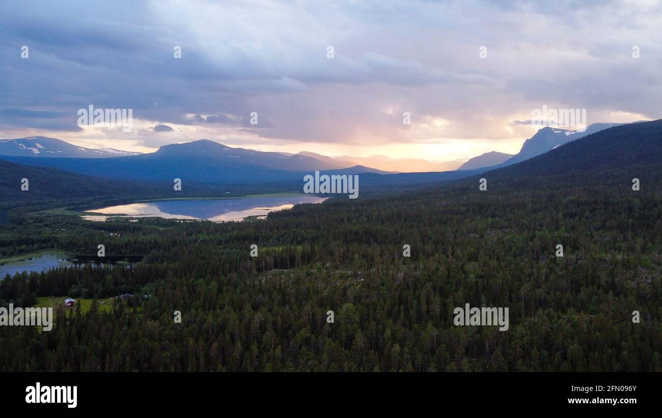 Drohnenansicht der Wälder und Berge von Kvikkjokk, Schwedisch Lappland. Stockfoto