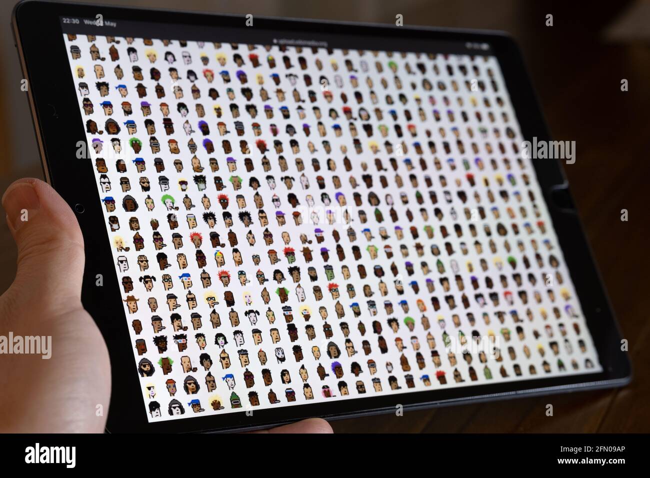 CryptoPunks NFT-Zeichen, die auf dem Bildschirm des Tablets angezeigt werden. Eines der ersten nicht fungiblen Token, die von Larva Labs erstellt wurden. Selektiver Fokus. Stafford, United Stockfoto
