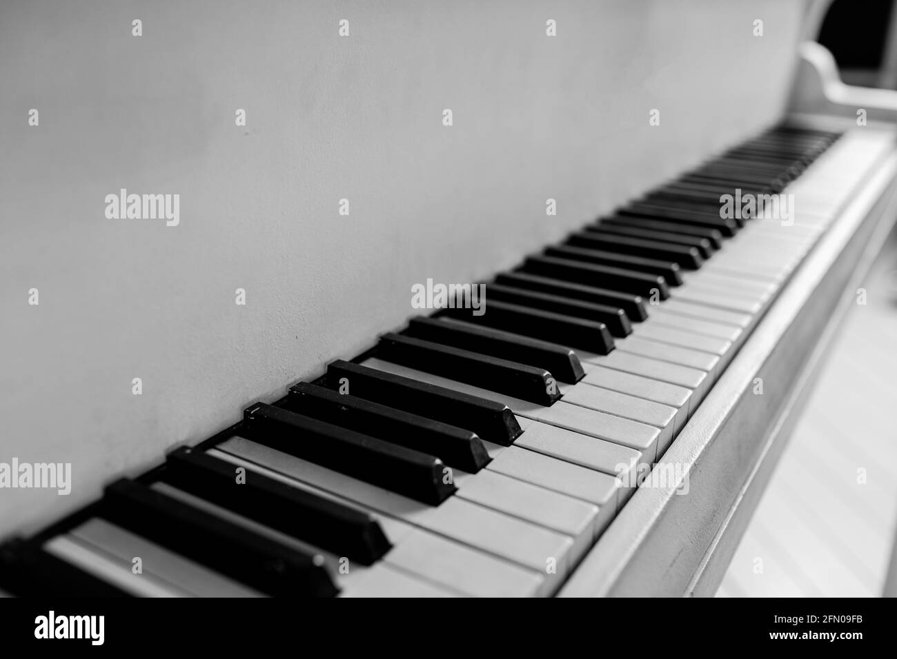 Weißes Klavier im weißen Raum. Musik spielen. Stockfoto