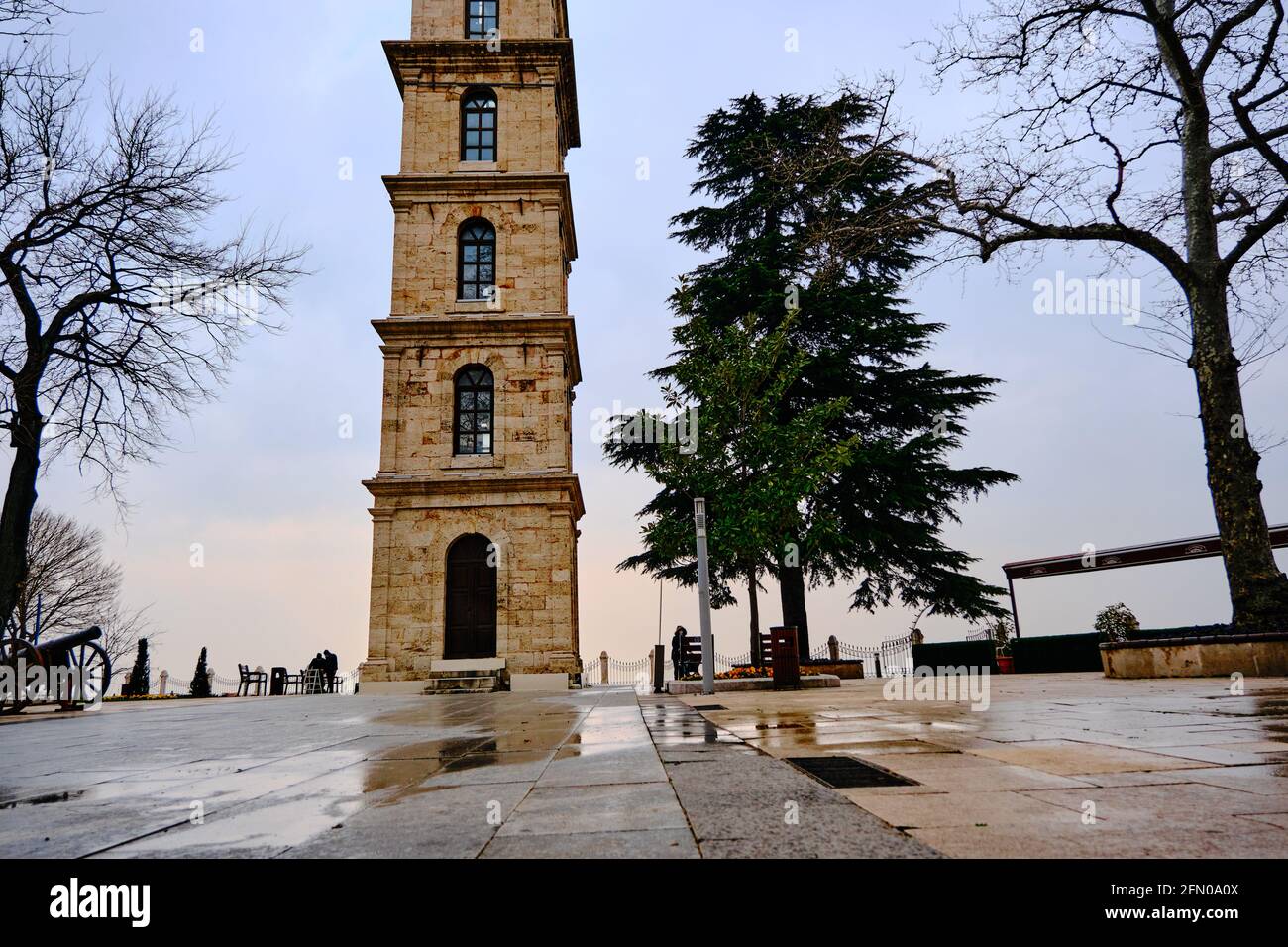 Bursa Tophane Bezirk mit altem Wachturm, der durch Ottomanen Reich errichtet wurde. Alte und alte Türme Fassade mit riesigen Wolken Hintergrund. Stockfoto