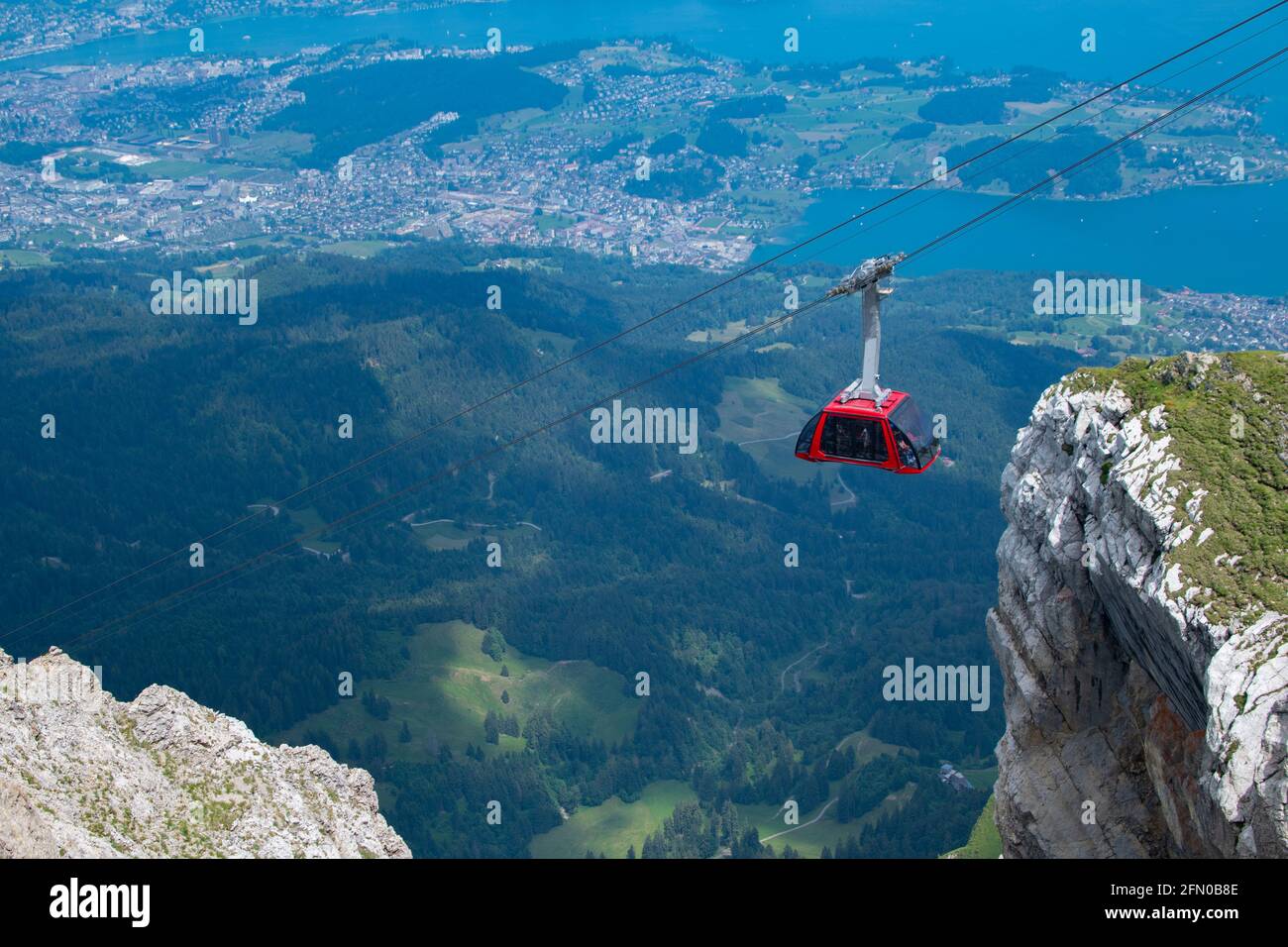 Eine Gondelbahn oder Seilbahn, die Touristen zum Hotel führt Top von A Mountain.in Schweiz Stockfoto