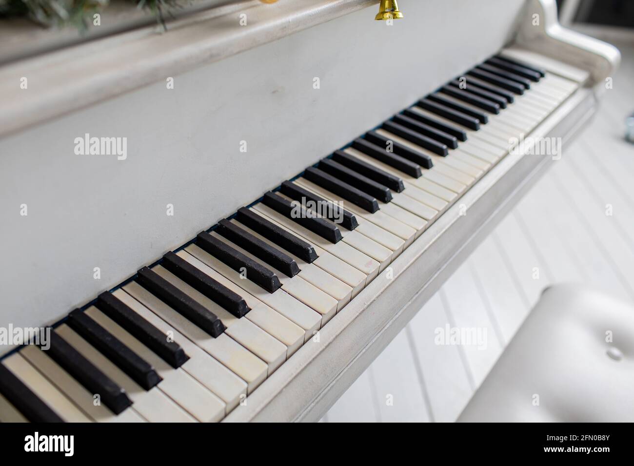 Weißes Klavier in einem weißen Innenraum. Luxuriöse Innenausstattung. Stockfoto