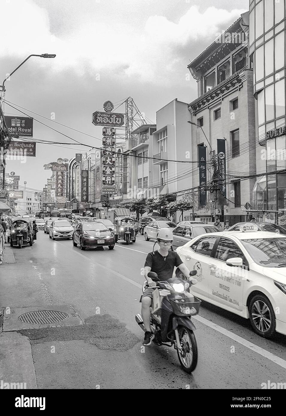 Bangkok Thailand 22. Mai 2018 starker Verkehr in China Town auf der Yaowarat Rd Road in Samphanthawong Bangkok Thailand Schwarz-Weiß Bild. Stockfoto