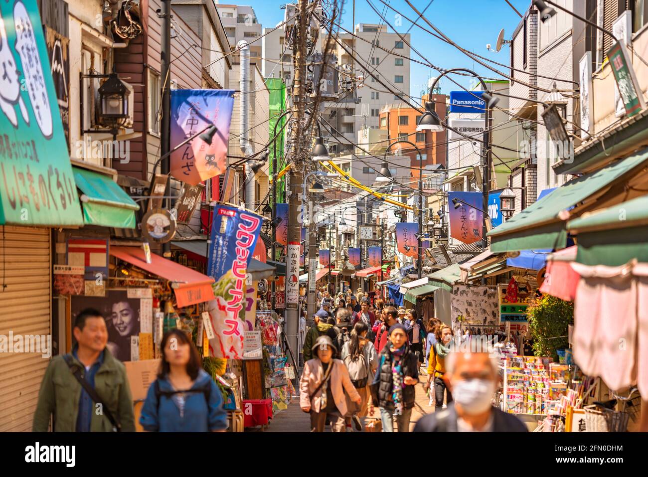 tokio, japan - 31 2020. märz: Menschenmassen, die die Retro-Einkaufsstraße von Yanaka Ginza besichtigen, machen in den altmodischen traditionellen s einkaufen Stockfoto