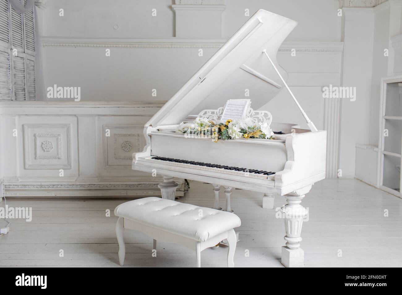 Weißes Klavier im weißen Raum. Musik spielen. Stockfoto