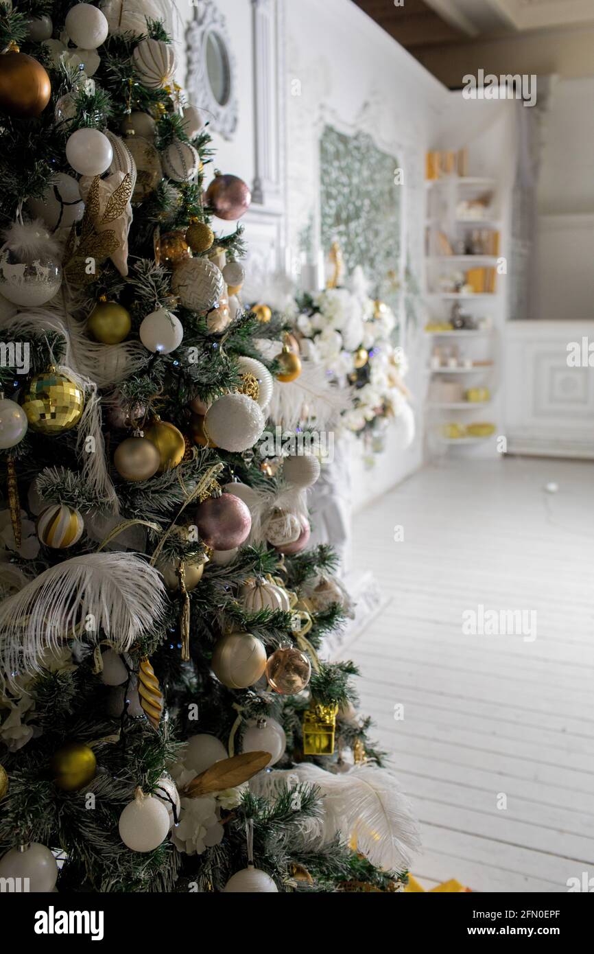 Weihnachtsbaum, Spielzeug auf dem Baum. Frohes Neues Jahr Stockfoto
