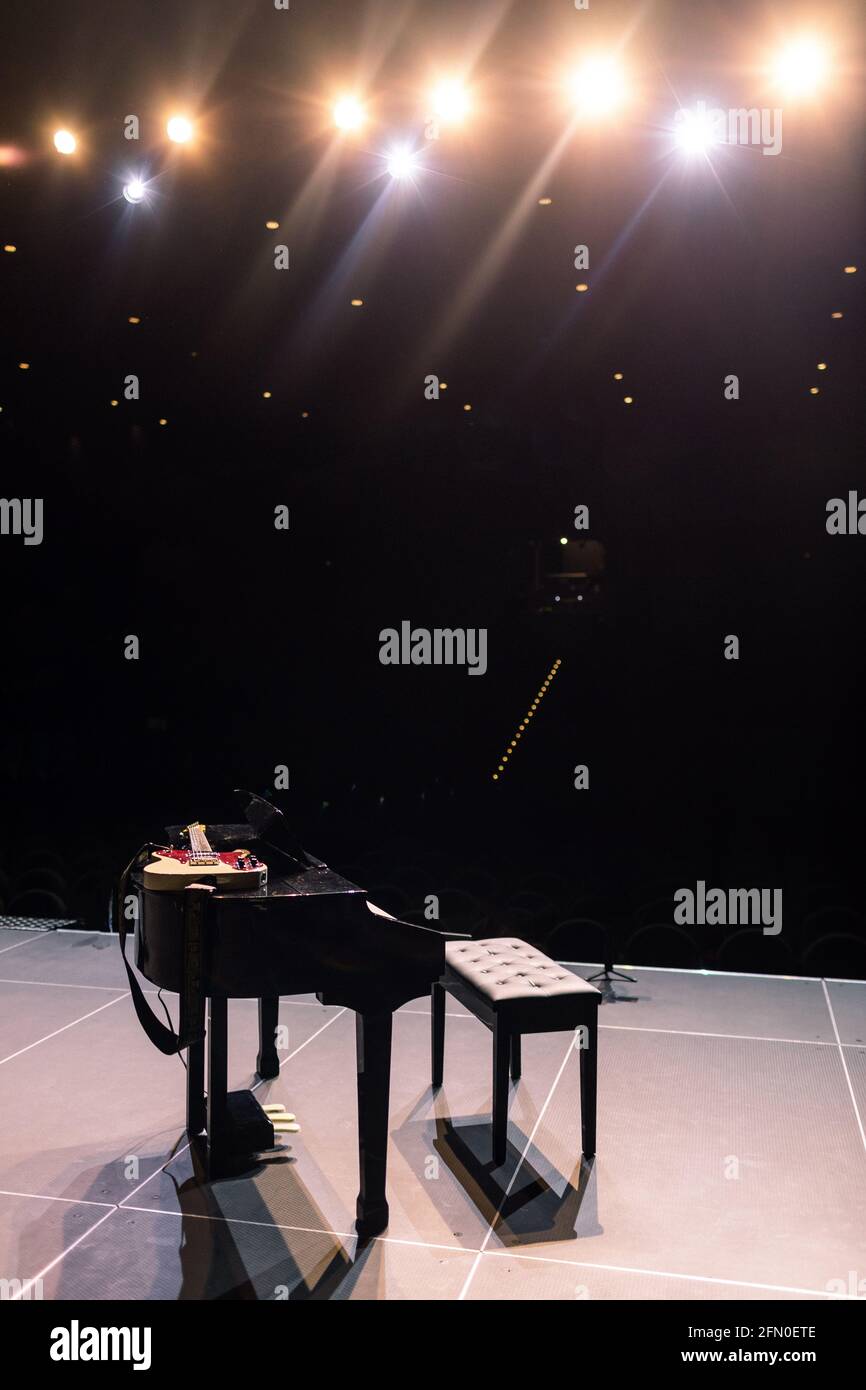 Schwarzes Klavier auf der Bühne. großes Klavier auf der Bühne vor der Aufführung Stockfoto