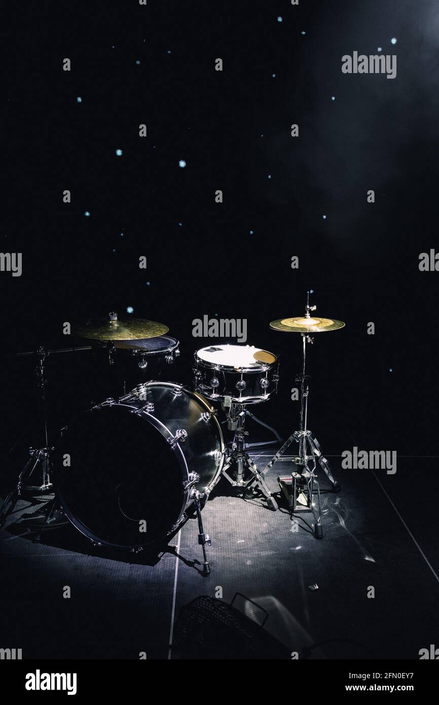 Schlagzeug auf der Bühne in einem Konzertsaal Stockfoto