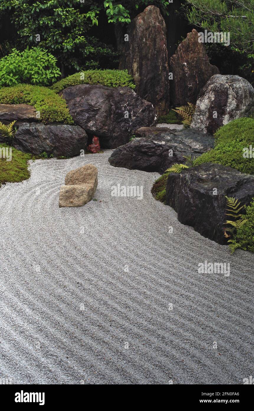 Zen Garten Geharkt Kies Stockfotos und bilder Kaufen Alamy