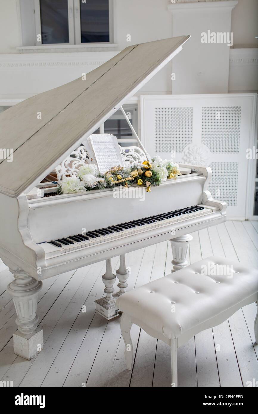 Weißes Klavier im weißen Raum. Musik spielen. Stockfoto