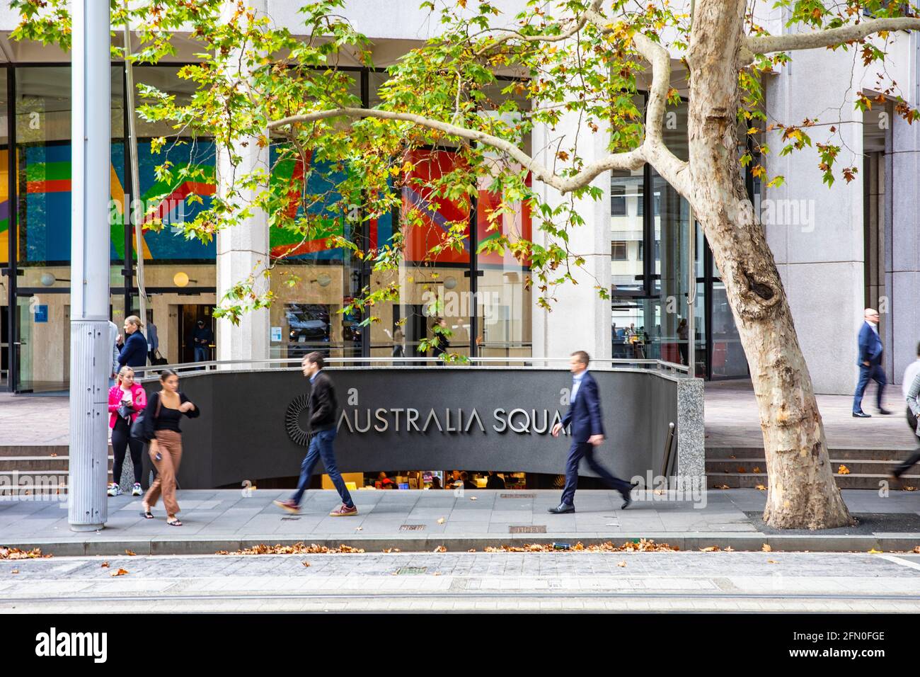 Herbsttag im Stadtzentrum von Sydney, Büroangestellte am Australia Square in der George Street, Sydney, Australien Stockfoto