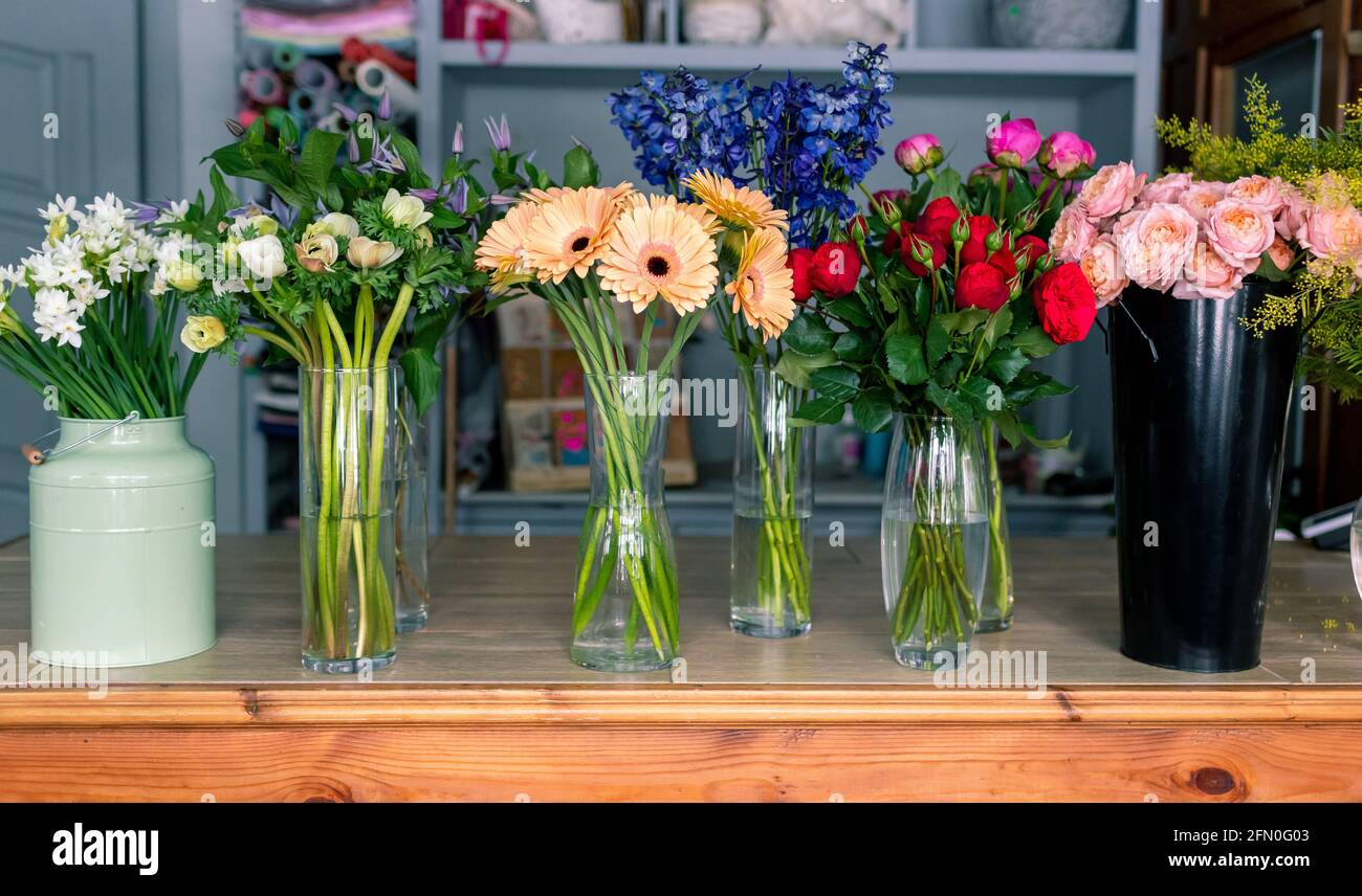 Sortiment von schönen Blumen im Geschäft. Schöne bunte Blumen Stockfoto