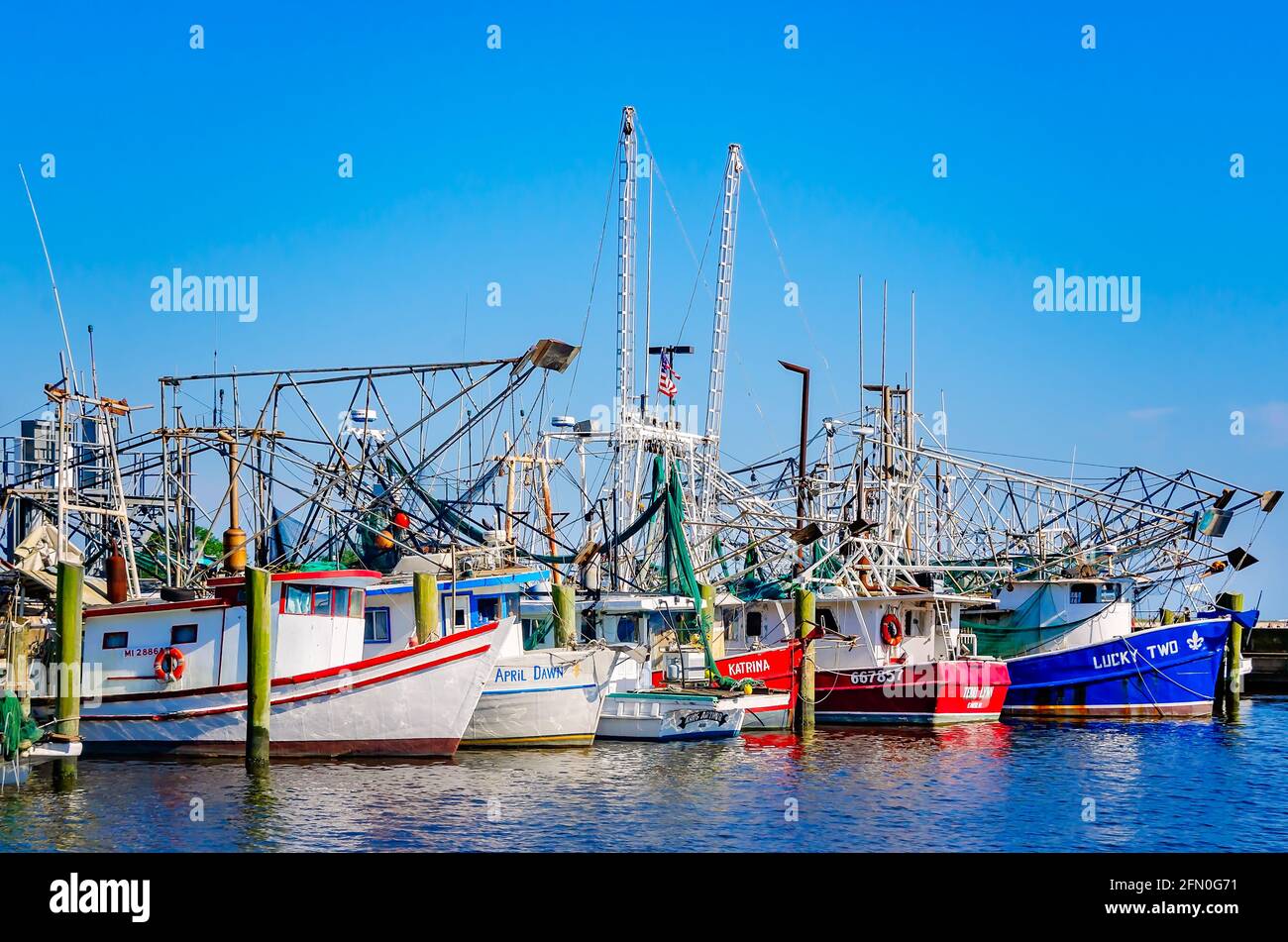 Garnelenboote werden am Biloxi Small Craft Harbour am 8. Mai 2021 in Biloxi, Mississippi, angedockt. Stockfoto