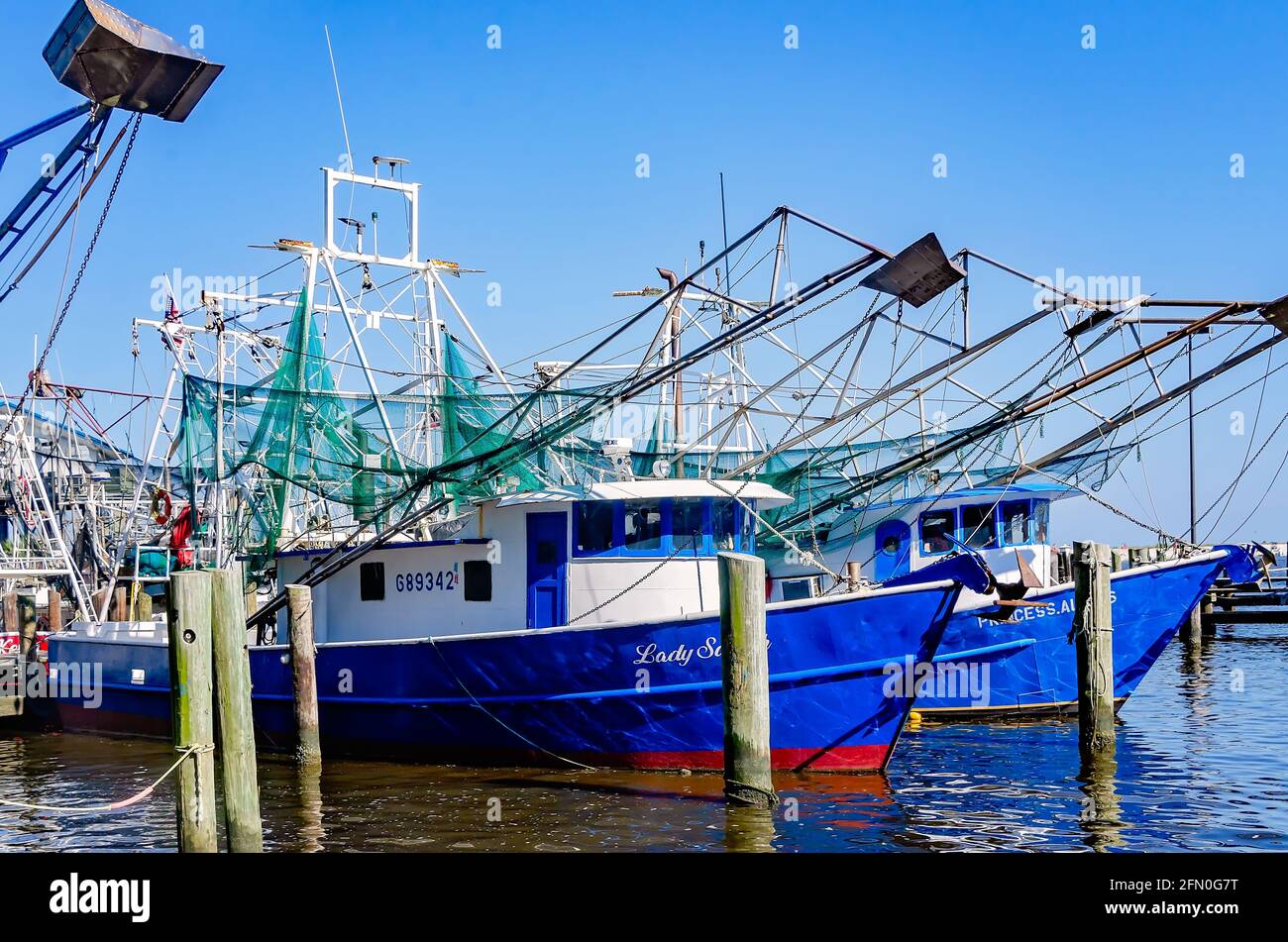 Garnelenboote werden am Biloxi Small Craft Harbour am 8. Mai 2021 in Biloxi, Mississippi, angedockt. Stockfoto