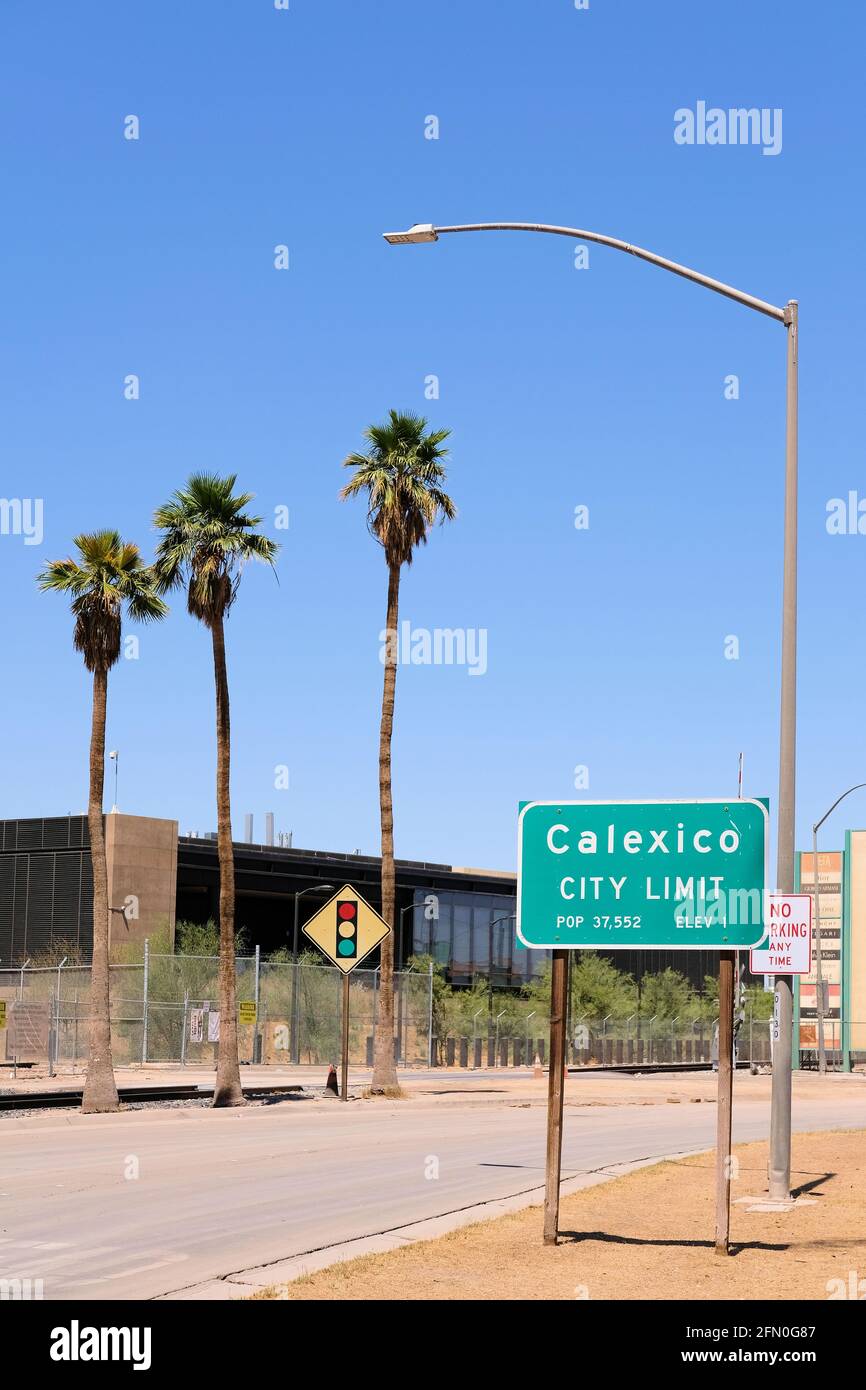 Calexico California City Grenzschild mit Bevölkerung, Höhenangaben am US-Mexiko-Hafen der Einreise mit den neuen Grenzzollämtern im Rücken. Stockfoto