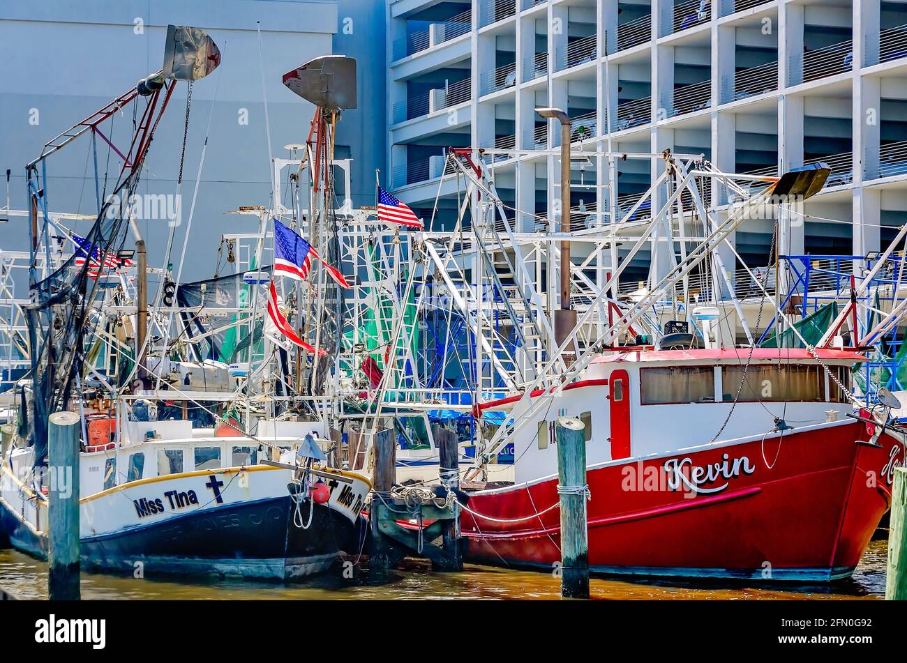 Garnelenboote werden am Biloxi Small Craft Harbour am 8. Mai 2021 in Biloxi, Mississippi, angedockt. Stockfoto