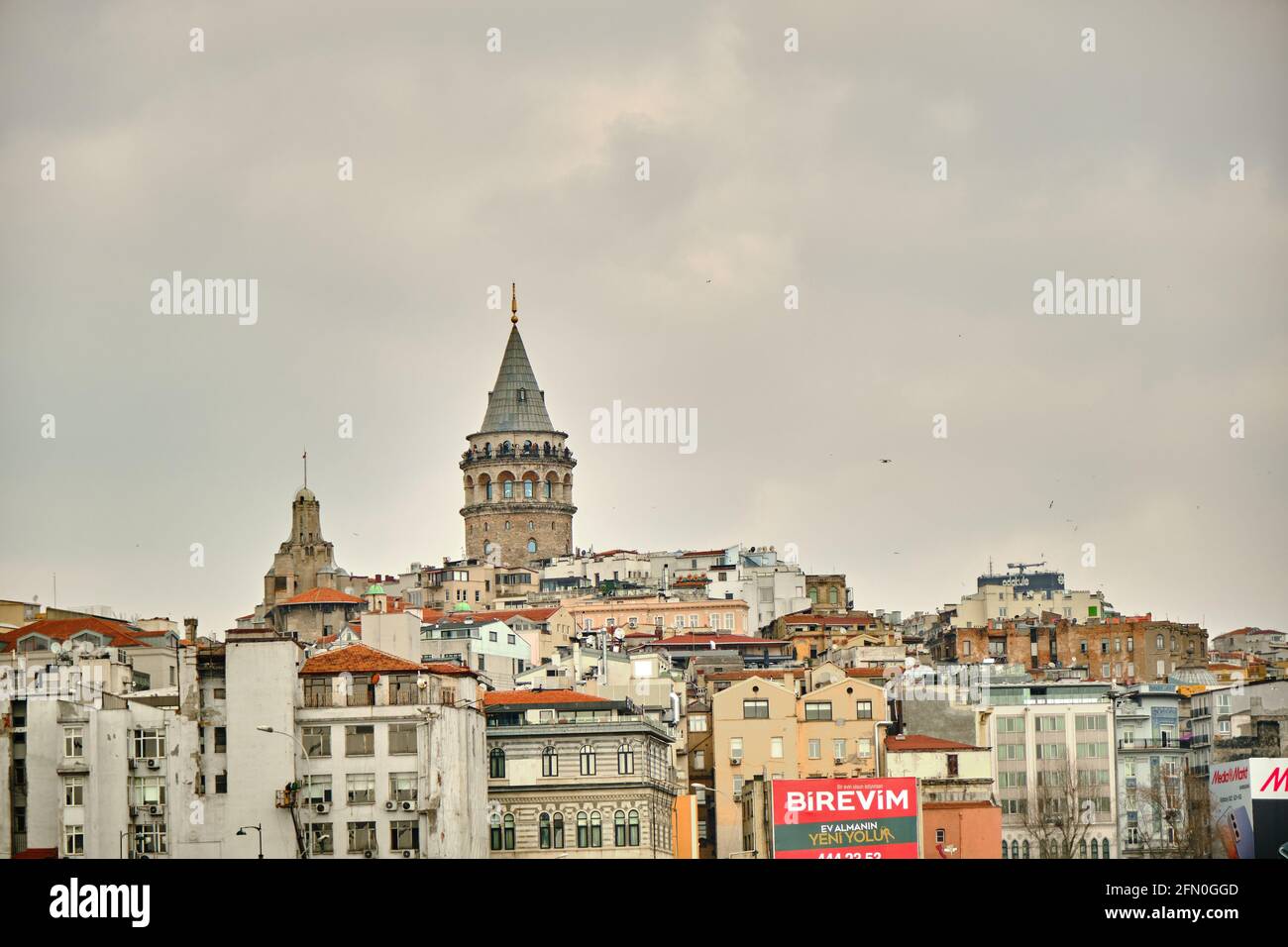 Der berühmte galata-Turm von istanbul wurde vom istanbuler bosporus fotografiert. Galata-Turm an bewölktem Himmel und regnerischen Tagen Stockfoto