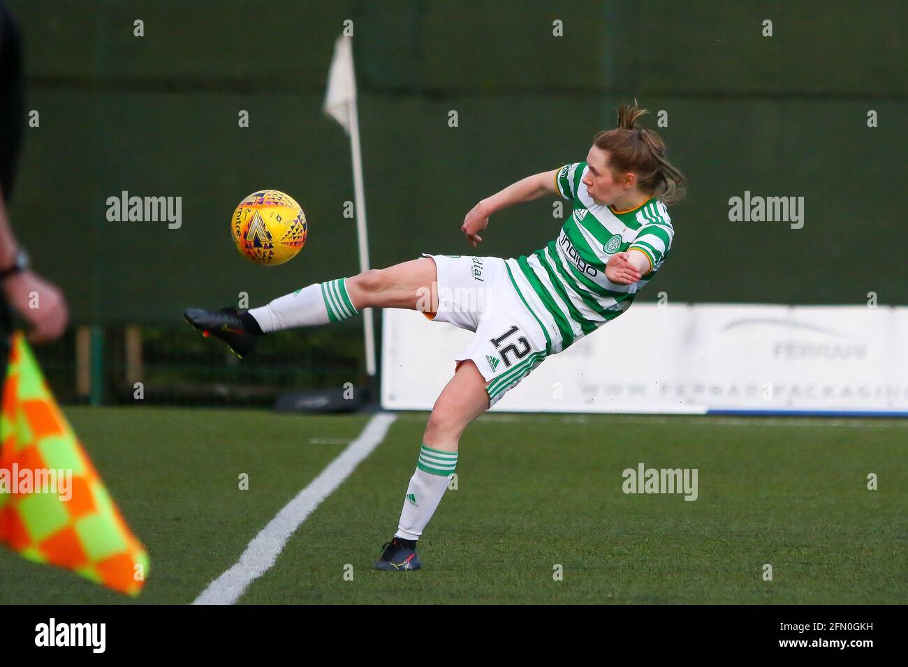 East Kilbride, Großbritannien. Mai 2021. Rachel Donaldson (#12) vom Celtic Women FC hält den Ball während der Scottish Building Society (Scottish Women's Premier League 1 Fixture) im Spiel Celtic FC gegen Glasgow City, K-Park Training Academy, East Kilbride, Glasgow, 12/05/2021 Quelle: Colin Poultney/Alamy Live News Stockfoto