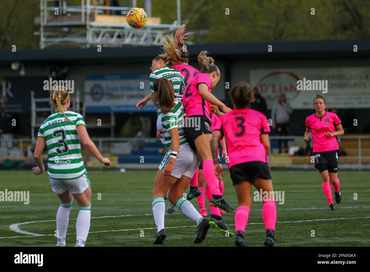 East Kilbride, Großbritannien. Mai 2021. Sarah Teegarden (#14) von Celtic Women FC fordert Julia Molin (#20) von Glasgow City FC während der Scottish Building Society Scottish Women's Premier League 1 Fixture Celtic FC gegen Glasgow City, K-Park Training Academy, East Kilbride, Glasgow, 12/05/2021 auf, einen Header in der 198-Yard-Box zu erhalten. Colin Poultney/Alamy Live News Stockfoto