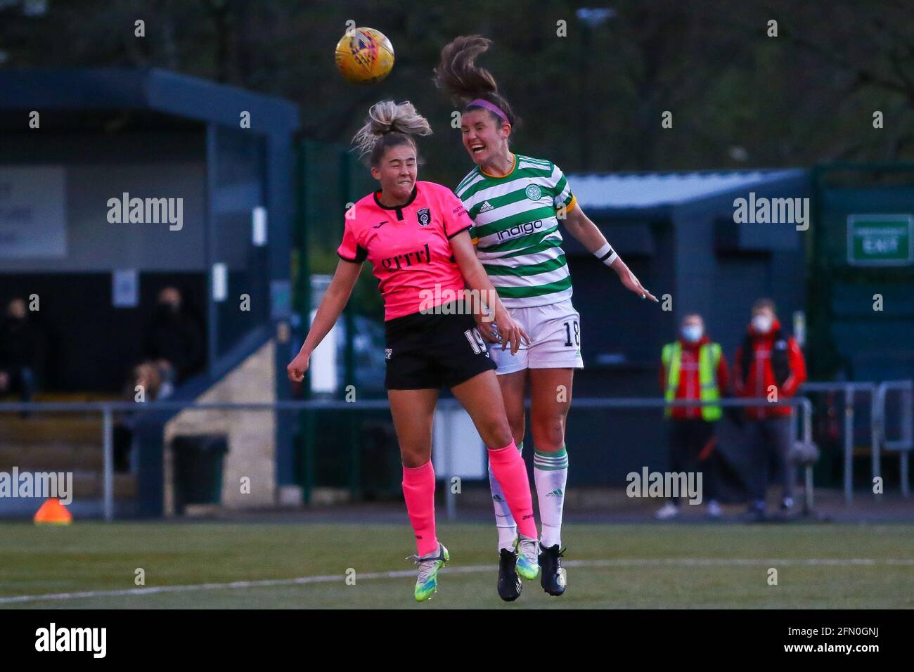 East Kilbride, Großbritannien. Mai 2021. Aoife Colvill (#19) von Glasgow City FC & Caitlin Hayes (#18) von Celtic Women FC Challenge in der Luft während der Scottish Building Society Scottish Women's Premier League 1 Fixture Celtic FC vs Glasgow City, K-Park Training Academy, East Kilbride, Glasgow, 12/05/2021 Quelle: Colin Poultney/Alamy Live News Stockfoto
