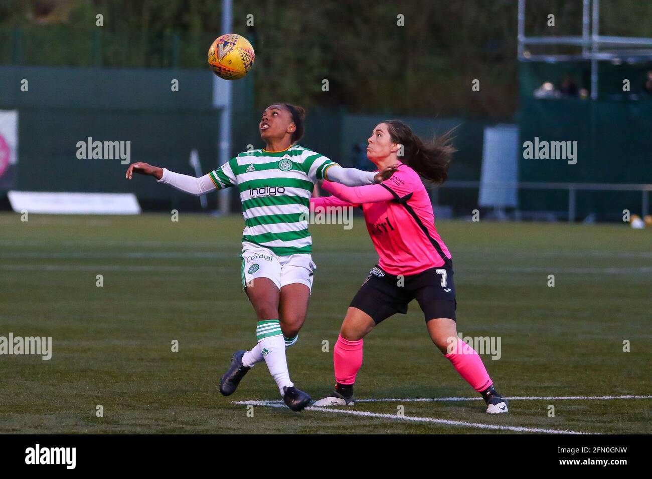 East Kilbride, Großbritannien. Mai 2021. Mariah Lee (#7) von Celtic Women FC beobachtet den Ball während der Scottish Building Society Scottish Women's Premier League 1 Fixture Celtic FC vs Glasgow City, K-Park Training Academy, East Kilbride, Glasgow, 12/05/2021 Quelle: Colin Poultney/Alamy Live News Stockfoto