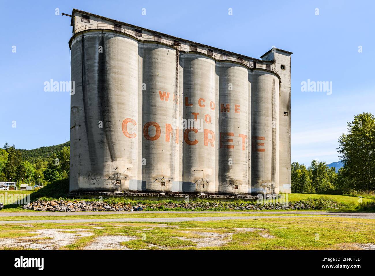 Concrete, WA, USA - 11. Mai 2021; im Silo Park in Concrete Washington befinden sich die Überreste der Superior Portland Zementsilos Stockfoto