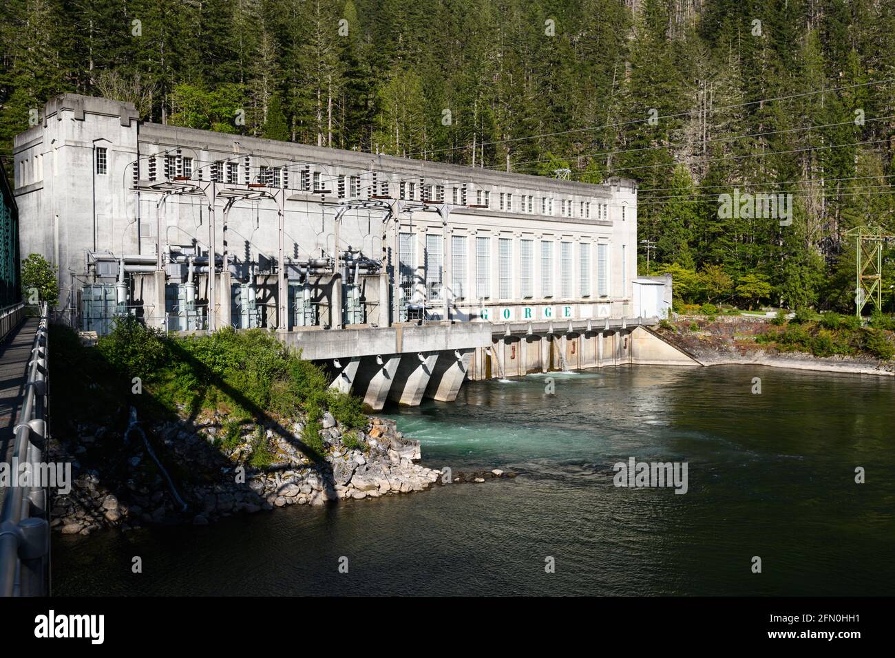 Newhalem, WA, USA - 11. Mai 2021; Gorge Powerhouse am Skagit River in Newhalem Washington. Dieses Werk ist Teil des Wasserkraftprojekts. Stockfoto