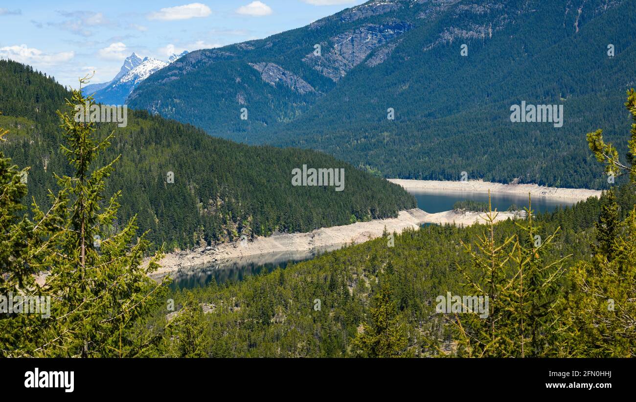 Ross Lake, WA, USA - 11. Mai 2021; die hydroelektrische Versorgung des Ross Lake in den North Cascades des US-Bundesstaates Washington hat im Mai die Stauseen freigelegt Stockfoto