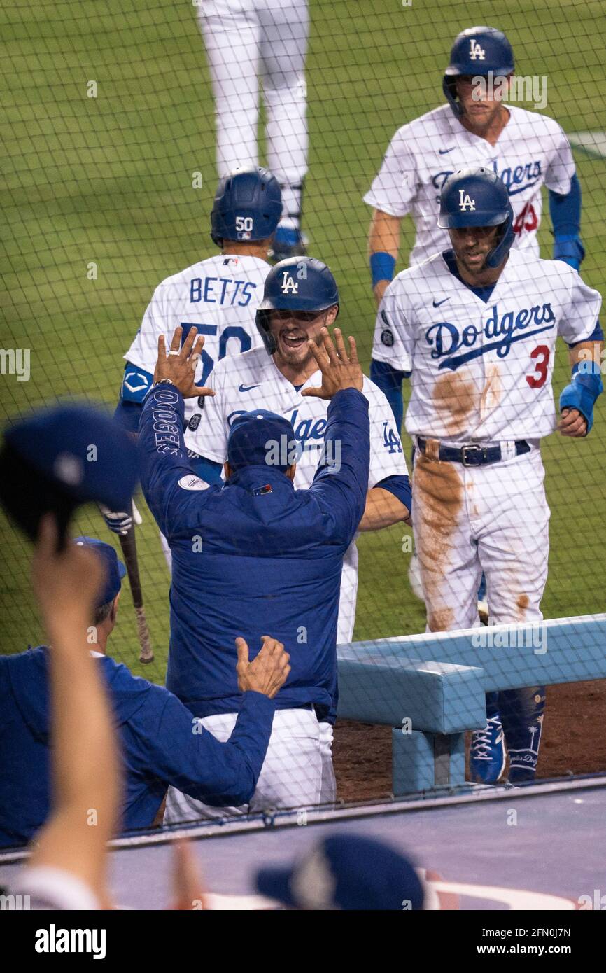 Los Angeles Dodgers zweiter Baseman Gavin Lux (9) feiert, nachdem er am Dienstag während eines MLB-Spiels gegen die Seattle Mariners einen drei-Lauf-Heimlauf gemacht hat Stockfoto