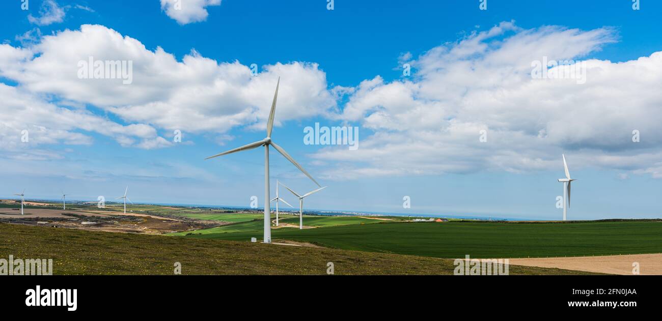 Windturbinen in Windparks auf Cornwall Fields in England In Europa Stockfoto